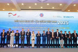 Lãnh đạo Bộ Tài chính chụp ảnh chung cùng các đại biểu tham dự Diễn đàn. (Ảnh: Khánh Hoà/TTXVN)