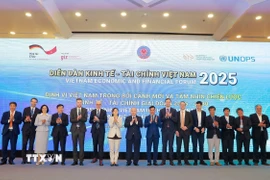 Lãnh đạo Bộ Tài chính chụp ảnh chung cùng các đại biểu tham dự Diễn đàn. (Ảnh: Khánh Hoà/TTXVN)