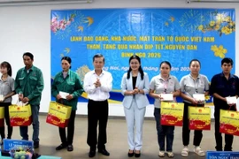 Trưởng Ban Nội chính Trung ương Lê Minh Trí và Chủ tịch HĐND tỉnh Đồng Nai Tôn Ngọc Hạnh trao tặng quà Tết cho công nhân trên địa bàn. (Ảnh: Báo Tuổi trẻ)