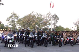 Ngay sau lễ ra quân, lực lượng công an Thành phố Hồ Chí Minh triển khai tuần tra trên các tuyến đường, khu dân cư và địa bàn phức tạp. (Ảnh: Huyền Trang/TTXVN)