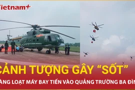 Xúc động, tự hào khi các máy bay mang cờ Tổ quốc tiến vào quảng trường Ba Đình