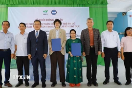 Lễ ký kết thỏa thuận hợp tác thực hiện dự án giữa Liên hiệp các tổ chức hữu nghị thành phố Cần Thơ và Tổ chức Taiwan Fund for Children and Families. (Ảnh: Nguyễn Hằng/TTXVN)