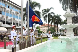 Nghi thức kéo cờ tại Lễ Thượng cờ ASEAN. (Ảnh: Xuân Tú/TTXVN) 