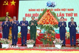 Thượng tướng Võ Minh Lương, Ủy viên Trung ương Đảng, Ủy viên Thường vụ Quân ủy Trung ương, Thứ trưởng Bộ Quốc phòng tặng lẵng hoa chúc mừng Đại hội. (Ảnh: Trọng Đức/TTXVN)