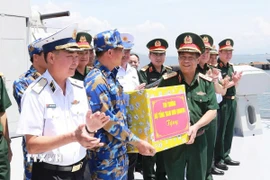 Thượng tướng Nguyễn Văn Nghĩa (bên phải) tặng quà và động viên các lực lượng tham gia luyện tập diễu binh trên biển. (Ảnh: TTXVN phát)