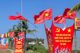 Trang trí tuyên truyền cổ động bầu cử tại tuyến đường ven biển Võ Chí Công, thành phố Đà Nẵng. (Ảnh: Thanh Phong/Vietnam+)