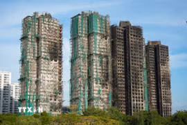 Khu chung cư Wang Fuk Court tại Hong Kong (Trung Quốc) sau vụ hỏa hoạn, ngày 28/11/2025. (Ảnh: THX/TTXVN)