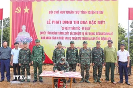 Các lực lượng ký giao ước thi đua thực hiện chiến dịch. (Ảnh: Xuân Tư/ TTXVN)