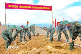Hơn 100 cán bộ, chiến sĩ tham gia làm nhà cho người dân. (Ảnh: Xuân Tư/TTXVN)