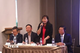 Đại diện Trung tâm Xúc tiến Đầu tư và Thương mại TP. Hồ Chí Minh (ITPC) giải đáp thắc mắc của các nhà đầu tư. (Ảnh: Tất Đạt/TTXVN)