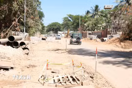 Dự án nâng cấp đường Mũi Né (đoạn từ khu du lịch Hoàng Ngọc đến ngã ba Làng Chài) thi công rất chậm, đạt khối lượng hơn 32%. (Ảnh: Nguyễn Thanh/TTXVN)
