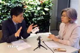 Ông Kwon Sung Taek, Chủ tịch điều hành Hiệp hội giao lưu văn hóa, kinh tế Hàn-Việt (KOVECA) trả lời phỏng vấn của Phóng viên TTXVN tại Hàn Quốc. (Ảnh: Trường Giang/TTXVN)