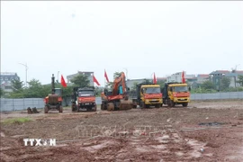 Máy móc tập hợp sẵn sàng thi công Dự án Nhà ở xã hội Công đoàn. (Ảnh: Thanh Thương/TTXVN)