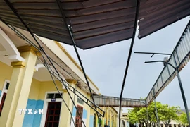 Trường học ở xã Đồng Tiến bị tốc mái hư hỏng. (Ảnh: Hoàng Ngà/TTXVN)