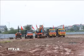 Máy móc tập hợp sẵn sàng thi công Dự án Nhà ở xã hội Công đoàn. (Ảnh: Thanh Thương/TTXVN)