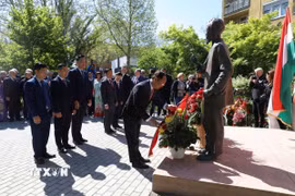 Ông Bùi Thanh An, Phó Chủ tịch Thường trực Ủy ban Nhân dân tỉnh Nghệ An cùng đại diện Hội Hữu nghị Hungary-Việt Nam làm lễ dâng hương. (Ảnh: TTXVN phát)