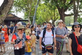 Lượng du khách đến Huế tăng cao kỷ lục. Huế có đủ di sản, cảnh quan thiên nhiên để thu hút du khách. (Ảnh: TTXVN phát)