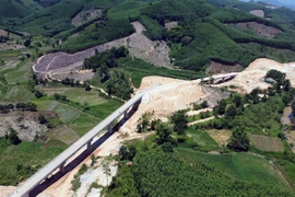 Một đoạn tuyến đường Trường Sơn Đông trên địa bàn huyện Đrông Bông. (Ảnh: Huy Hùng/TTXVN)