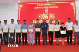 Trao giải cho các cá nhân đoạt giải. (Ảnh: Ngọc Thiện/TTXVN)