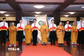 Các đại biểu thực hiện nghi thức cắt băng khai mạc. (Ảnh: Xuân Khu/TTXVN)