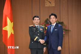 Bộ trưởng Quốc phòng Nhật Bản Shinjiro Koizumi chào đón Đại tướng Phan Văn Giang và đoàn đại biểu cấp cao Bộ Quốc phòng. (Ảnh: Nguyễn Tuyến/TTXVN)