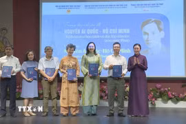 Trao tặng sách ảnh "Nguyễn Ái Quốc-Hồ Chí Minh với nước Pháp" cho những cá nhân đóng góp vào việc sưu tầm, gìn giữ và trao tặng tư liệu, hiện vật về Chủ tịch Hồ Chí Minh. (Ảnh: Hữu Chiến/TTXVN)