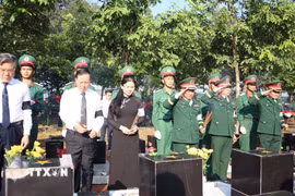 Đại diện lãnh đạo thành phố Đồng Nai cùng các đại biểu thắp hương tưởng niệm, tri ân các Anh hùng liệt sỹ. (Ảnh: Đậu Tất Thành/TTXVN)