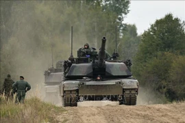 Binh sỹ tham gia một cuộc tập trận tại Biedrusko, Ba Lan, ngày 2/10/2025. (Ảnh: PAP/TTXVN)