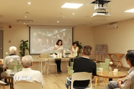 Người cao tuổi tham gia sinh hoạt, giải trí tại một cơ sở chăm sóc người cao tuổi ban ngày. (Ảnh: Đinh Hằng/TTXVN)