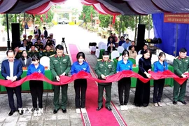 Các đại biểu cắt băng khánh thành. (Ảnh: TTXVN phát)