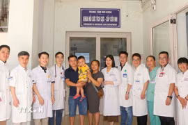 Đội ngũ bác sỹ Bệnh viện Trung ương Huế chúc mừng bệnh nhi xuất viện. (Ảnh: TTXVN phát) 