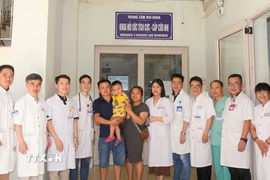 Đội ngũ bác sỹ Bệnh viện Trung ương Huế chúc mừng bệnh nhi xuất viện. (Ảnh: TTXVN phát) 