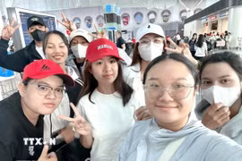 Nhóm sinh viên Việt Nam tham gia chương trình thực tập nông nghiệp công nghệ cao tại Trung tâm Agrostudies của Israel. (Ảnh: TTXVN phát)