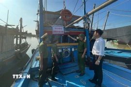 Lực lượng chức năng xã Vạn Lộc (Thanh Hóa) kiểm soát chặt chẽ người và phương tiện ra vào. (Ảnh: Hoa Mai/TTXVN)