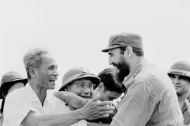 Thủ tướng Cuba Fidel Castro cùng Thủ tướng Phạm Văn Đồng trong cuộc míttinh của nhân dân Quảng Trị chào mừng Đoàn đến thăm vùng Giải phóng miền Nam Việt Nam, ngày 15/9/1973. (Ảnh: TTXVN)