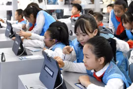 Trẻ em đang trải nghiệm các thiết bị giảng dạy thông minh. (Ảnh tư liệu: globaltimes.cn)