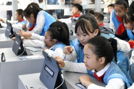 Trẻ em đang trải nghiệm các thiết bị giảng dạy thông minh. (Ảnh tư liệu: globaltimes.cn)
