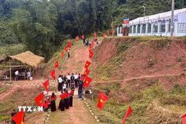 Bản Nậm Kè rực rỡ cờ hoa chào đón Tết cổ truyền dân tộc Cống. (Ảnh: TTXVN phát)