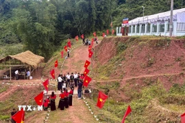 Bản Nậm Kè rực rỡ cờ hoa chào đón Tết cổ truyền dân tộc Cống. (Ảnh: TTXVN phát)