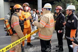 Lính cứu hỏa làm nhiệm vụ tại hiện trường vụ rò rỉ khí độc ở nhà máy xử lý nước thải thành phố Busan, Hàn Quốc năm 2018. (Ảnh: YONHAP/TTXVN)