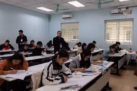 Thí sinh làm bài thi. (Nguồn: VNU)