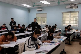 Thí sinh làm bài thi. (Nguồn: VNU)