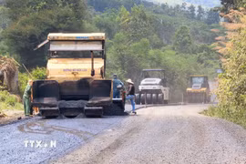 Thi công sửa chữa, nâng cấp Quốc lộ 28 qua địa bàn xã Quảng Khê, tỉnh Lâm Đồng. (Ảnh: Nguyễn Huy Thành/TTXVN)