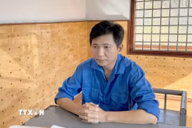 Đối tượng Phạm Trung Nghĩa tại cơ quan Công an. (Ảnh: TTXVN phát)