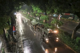 Khối xe bánh xích, tăng thiết giáp của Binh chủng Tăng thiết giáp trên đường di chuyển về trung tâm Thủ đô. (Ảnh: Lê Đông/TTXVN)