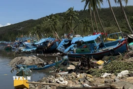 Tàu thuyền tại khu vực Vũng Chào (phường Sông Cầu) bị hư hỏng nặng sau bão. (Ảnh: Tường Quân/ TTXVN)
