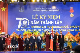 Phó Chủ tịch nước Võ Thị Ánh Xuân trao Huân chương Lao động hạng Nhất cho Trường Đại học Ngoại ngữ-Đại học Quốc gia Hà Nội. (Ảnh: TTXVN phát)