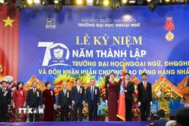 Phó Chủ tịch nước Võ Thị Ánh Xuân trao Huân chương Lao động hạng Nhất cho Trường Đại học Ngoại ngữ-Đại học Quốc gia Hà Nội. (Ảnh: TTXVN phát)