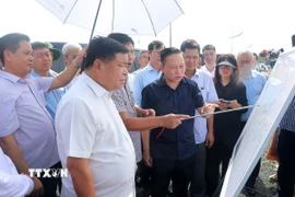 Phó Thủ tướng Nguyễn Chí Dũng cùng đoàn công tác khảo sát địa điểm xây dựng hồ nước Dương Đông 2. (Ảnh: Lê Huy Hải/TTXVN)