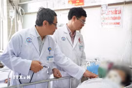 Các bác sỹ Bệnh viện Chợ Rẫy điều trị cho nạn nhân trong vụ nổ súng tại Tây Ninh. (Ảnh: TTXVN phát)